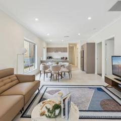 Tranquil 3B2B Home with Parking Backyard and 5Mins walk to Mall