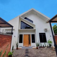 Yustien Homestay Jogja 3 Bedroom - Private Villa