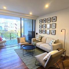 Swanky 2 bed apt with parking - easy city access