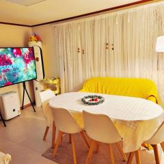 Seoul, 3 rooms, Gimpo Airport, free parking, 1 PM check-out, super close to the station, 10 people, warm accommodation, 4 beds, Hongdae, Jongno, Myeongdong