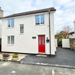 Cosy Cottage in Medieval Conwy with garden and parking