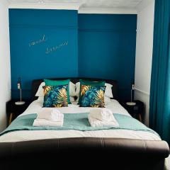 Cherry Blossom Apartment - 3 bed, parking, garden