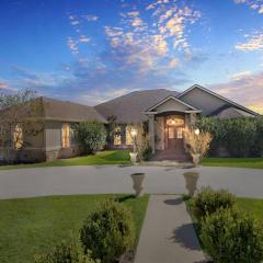 Luxurious 4-Bedroom Oasis with Private Pool