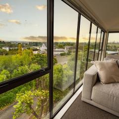 River City Views With Spa Pool, BBQ & Sky TV