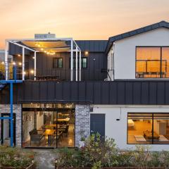 Stay33 Pet friendly house near Hwangridangil