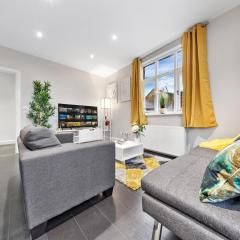 Stunning London 1-Bedroom Flat - Sleeps 4 - Parking Available - Save 20 Percent on Extended Stays - Central Location! Instant Book!