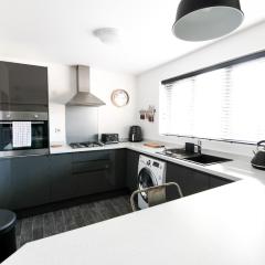 Modern Home in Royston, Free Off-Street Parking, Perfect for Families, Contractors & Work