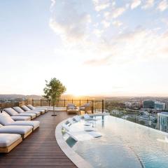 Luxury Peppers Infinity Pool Stylish with 2BD & 1C Park