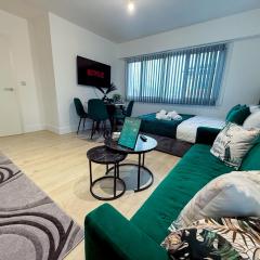 Modern 2 Bed Flat by Heathrow Airport, Free Parking