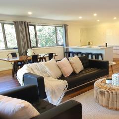 'Martha Jane's - Bay Views' by Accom Holidays