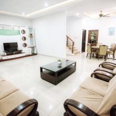Homestay Miri Four Bedroom 17pax