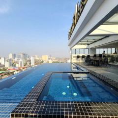 Modern Apartment with Rooftop Pool & Gym