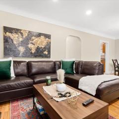 4 Bedroom 2 Bath Middle of it all Sleeps 8