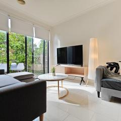 Modern 2-Bedroom Townhouse Near DFO & RMIT