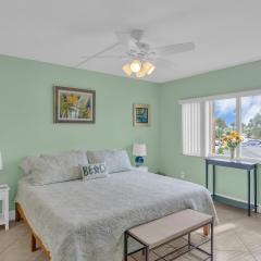 Dreamy Condo 2 minute walk to Beach w King Size Bd