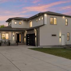 Spacious 5-Bedroom Home in Murray with Garden Views