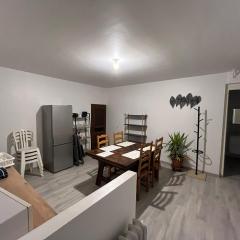 Logement sous maison habitée en face de la foret petite cour