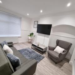 Modern 2 bedroom house in Greater London - Private Garden, Free Wifi and Parking