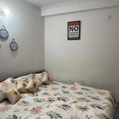 The Comfort Corner Inn- Room & Kitchen - Couple Friendly - 7-8 km Drive from Airport