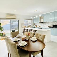 Bright 4BR Townhouse Near Coles, Parks, BBQ, Free Parking l Perfect for Families Groups