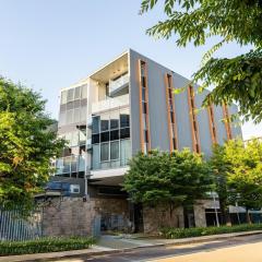 Lakefront Modern 2 BDR Apartment with 2 Parking Kingston