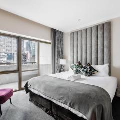 Modern Nomads Spacious Central Urban Apartment with Living Room Pool and Balcony
