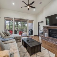 Scenic Golf Retreat with Modern Comforts & Fireplace townhouse