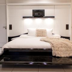 Black & White Suite & SPA - Sauna & Jacuzzi