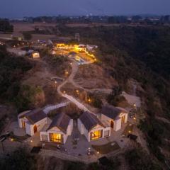 StayVista at Artisanal Heights with Jacuzzi and Infinity Pool