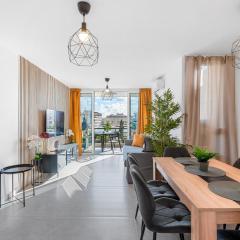 Central location - Walk to the beach, shops & dining