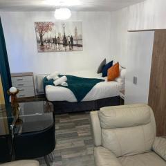 Cozy Private Room Near Shops & Transport in Enfield
