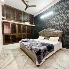 Trilok P Guest House - Dashashwamedh Ghat Near Kashi Vishwanath Temple