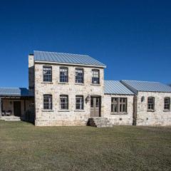 Spacious Group Retreat 3 Units Close to Wineries