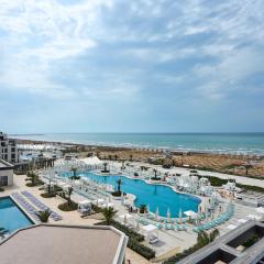 Sea Breeze Resort, Beachfront apartment with a balcony and sea view