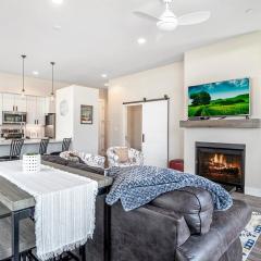 Cozy Downtown Condo with Jacuzzi 5 Min to Resort