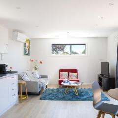 Classy Modern Unit close to Airport, Shops and Bus
