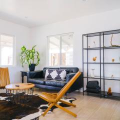 The Zen - Outdoor Shower, Gas Fireplace, Walkable to Shops & Restaurants