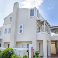 Midd's on the Beach - luxury beach front apartment