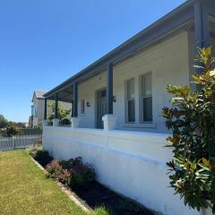 1920's Local Heritage Character home 'Rangatira' 3 bedroom, 2 living room family home