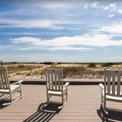 Water's edge renovated Condo with Marina Views