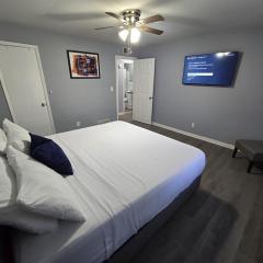 2 King Beds Near Airport - The Silver Hideaway
