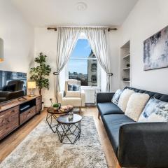 Cozy Central 2 Bed Apt with Great View - Parking
