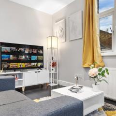Urban Chic 1-Bed Flat in a Prime London Spot! Parking Available! Great for Contractors & Families! 20 Percent Off Long Stays! Instant Book! Sleeps 4!