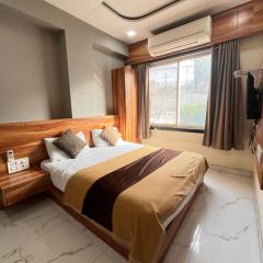 Bansuri hotel - opposite shreenathji temple just80mtr Walk l 1min away 966o9o1oo6