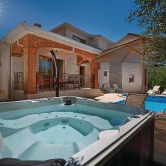 Gorgeous Home In Tar With Wifi
