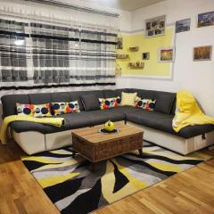 Yellow Corner Lux apartment, Lukavica, Istocno Sarajevo near Airport - free parking