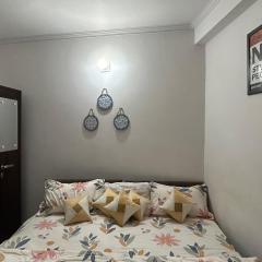 Room & Kitchen - Couple Friendly - 7-8 km Drive from Airport