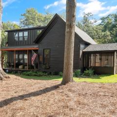 Midnight Sanctuary at Mystic Falls - 3 Bedrooms and 2 Bathrooms 1 Mile from Clocktower, Mystic Grill and the Square