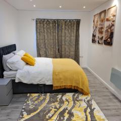 Modern One Bedroom Flat with Private Back Garden
