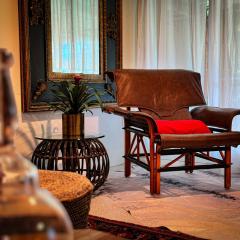 The Lilly- Enchanting Downtown Studio